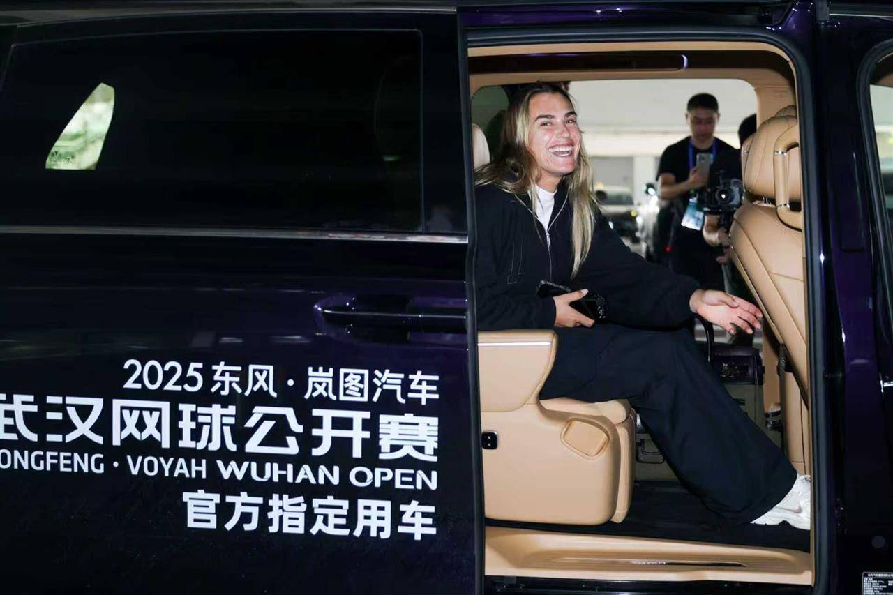 萨巴伦卡抵达武汉，“虎妞”廻(huí)来了！
